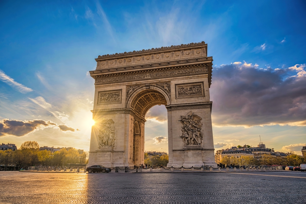A képen látható építmény a párizsi Diadalív (Arc de Triomphe). - Z(s)eppelin utazás