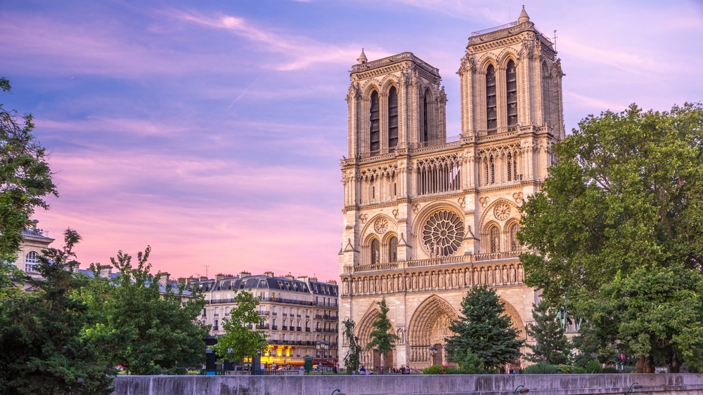 A képen a párizsi Notre-Dame székesegyház látható, amely a francia gótikus építészet egyik legismertebb példája.  - Z(s)eppelin utazás