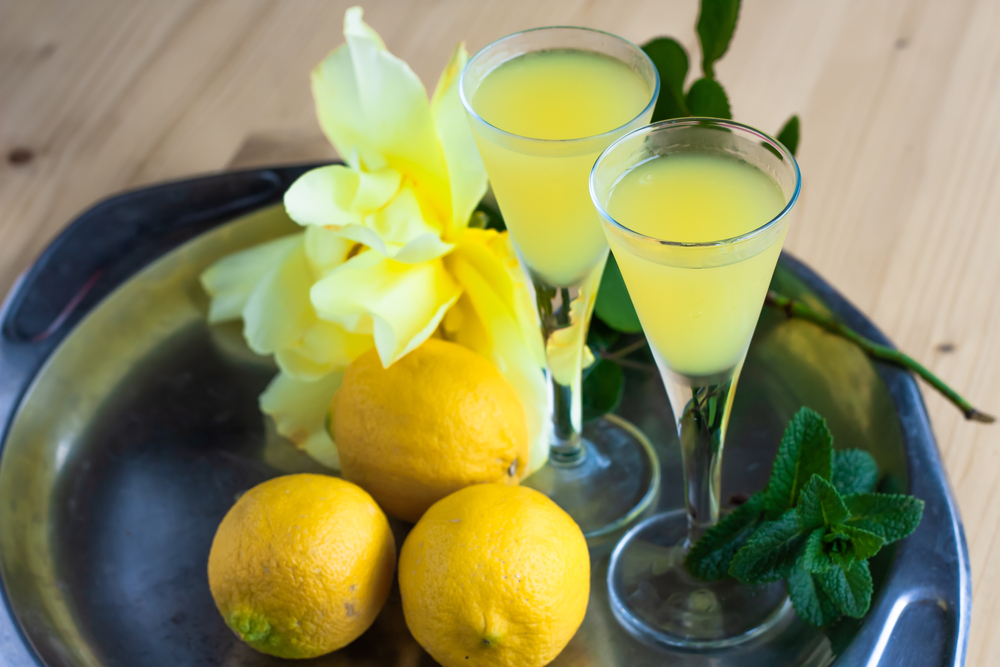 A képen limoncello, egy hagyományos olasz citromlikőr látható. Az ital az itáliai Amalfi partszakaszról származik. - Z(s)eppelin utazás