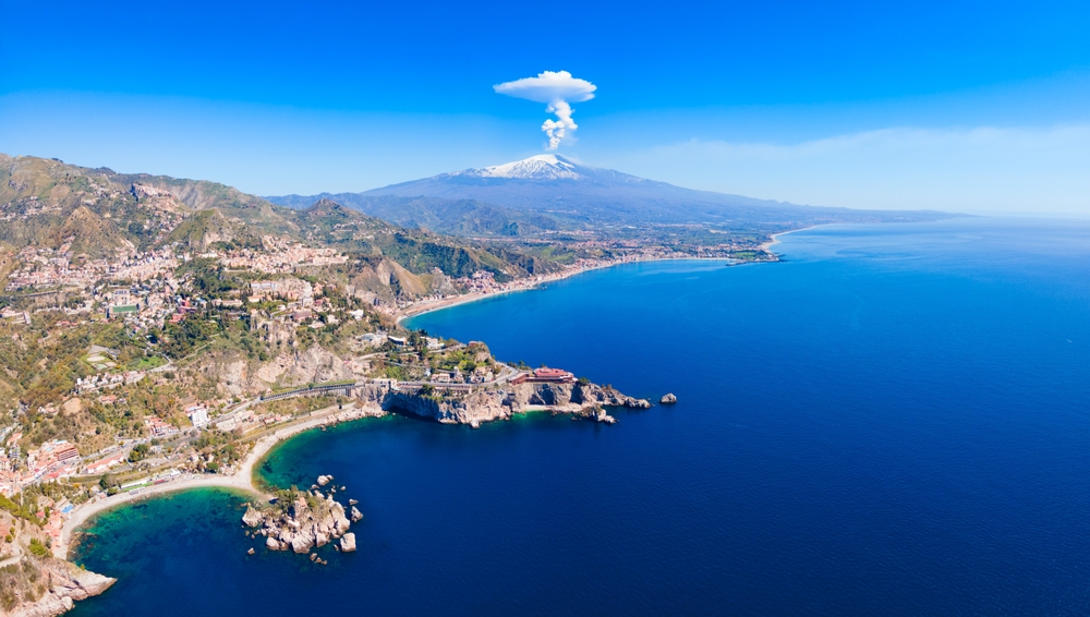 Ez a kép a szicíliai Taormina városát és az Etna vulkánt ábrázolja.   - Z(s)eppelin utazás