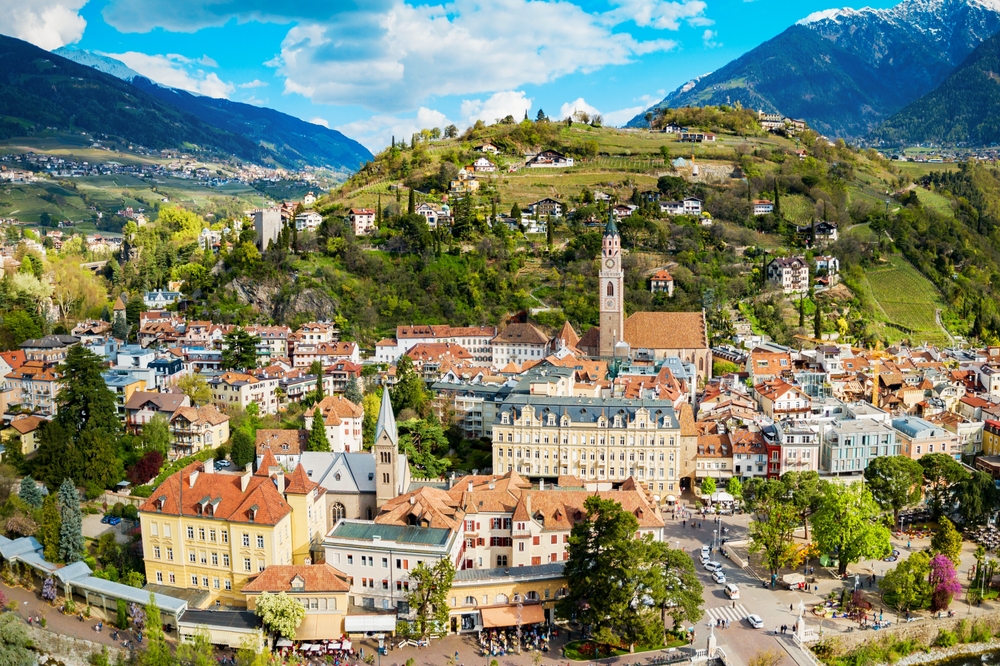 A képen Merano látható, egy népszerű üdülőváros Észak-Olaszországban, Dél-Tirol régióban.  - Z(s)eppelin utazás