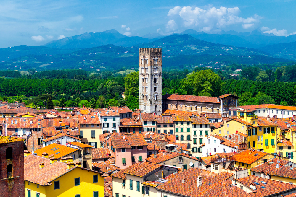A képen a Torre Guinigi látható Lucca városában, Olaszországban.  - Z(s)eppelin utazás