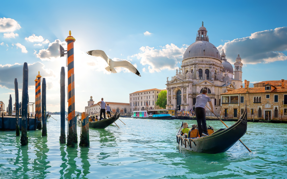 Ez a kép Velencét ábrázolja, Olaszországban. A főépület a Canal Grande mentén található Santa Maria della Salute bazilika. - Z(s)eppelin utazás