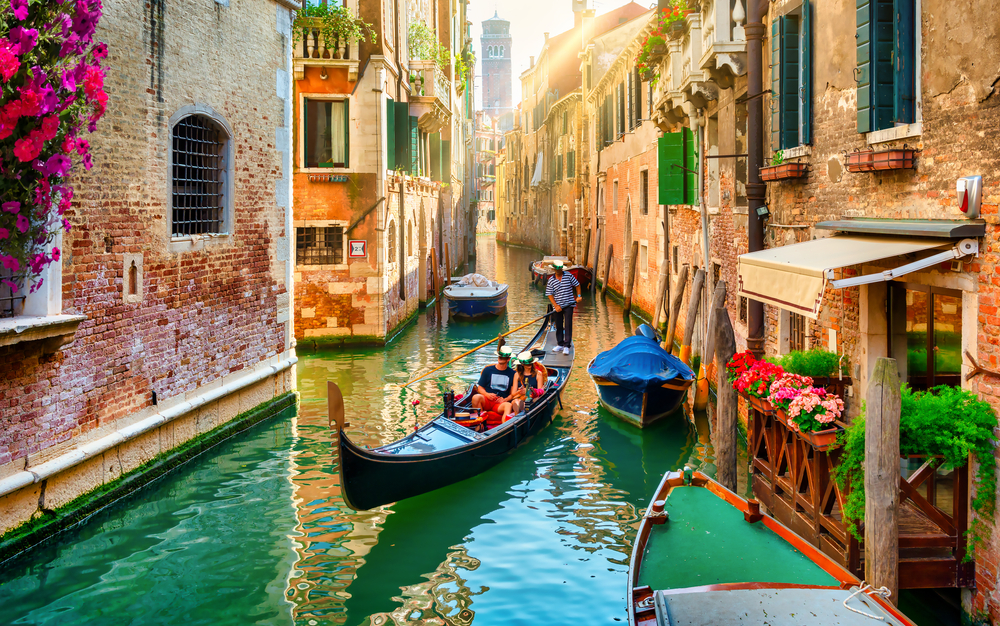 Ez egy pillanatkép egy gondolázásról Velence (Venice), Olaszország egyik keskeny csatornáján.  - Z(s)eppelin utazás